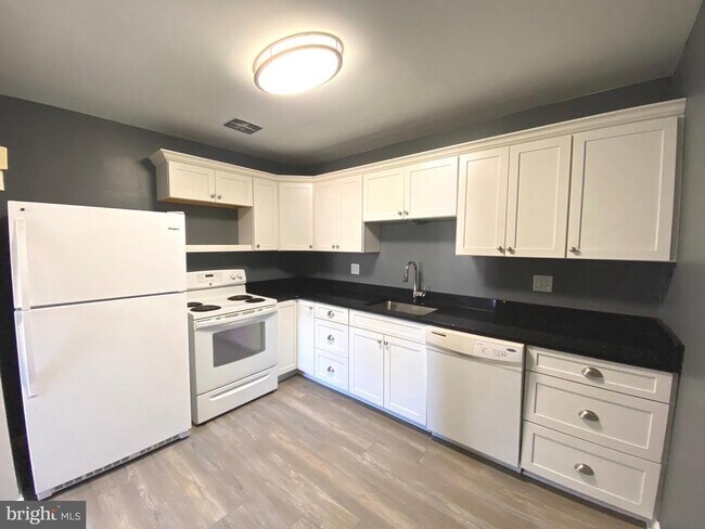 Building Photo - 4000 Gypsy Ln