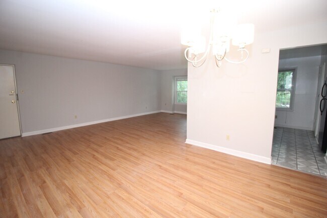 Building Photo - 2026/2027 Loyola off-campus 2bd/1.5ba Condo Near Loyola & NDM! Available 6/9/2026