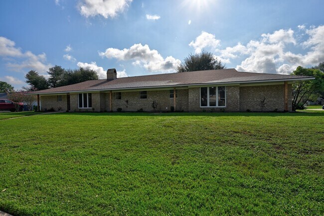 Building Photo - 687 Bending Oaks Dr