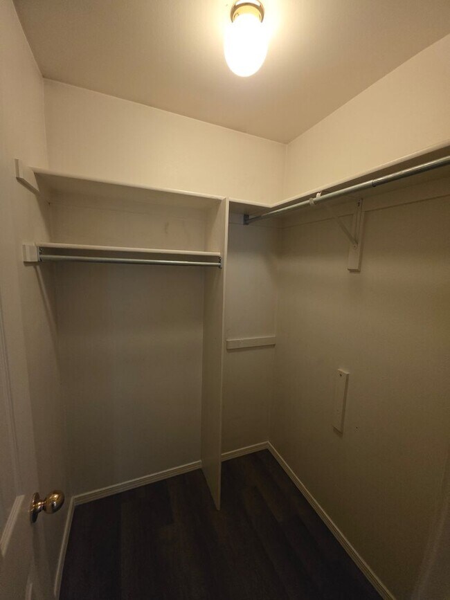 Building Photo - 106 Willow Creek Dr