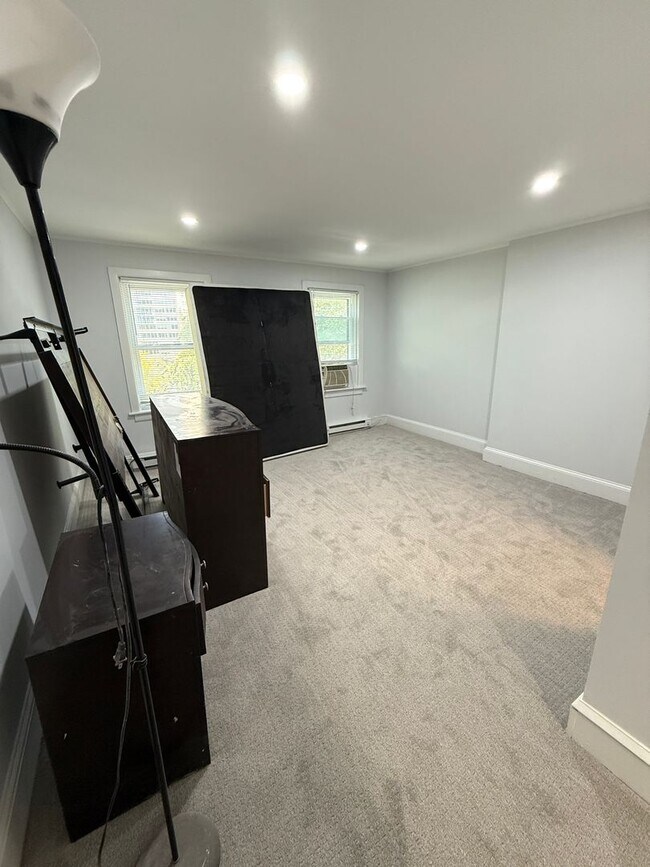 Building Photo - 4 bed 2 bath home with yard