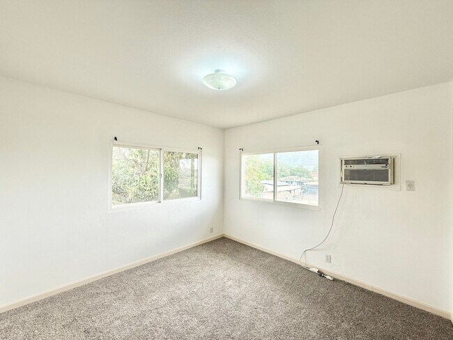 Building Photo - Huge 6br/3ba SF House with Solar Panels!