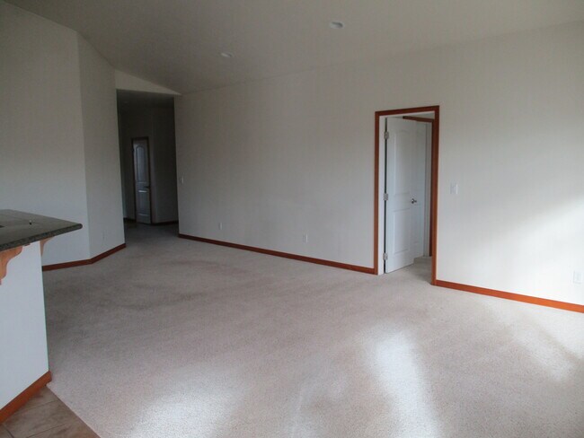 Building Photo - Spacious east side home