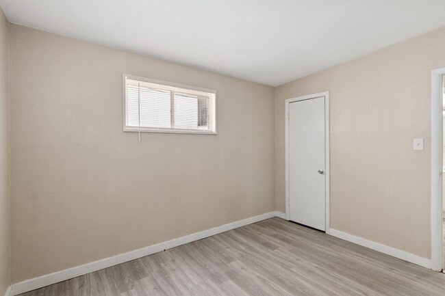 Building Photo - Spacious, Renovated 1-Bedroom Apartment in...