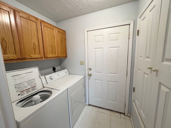 Building Photo - 420 E 9th St