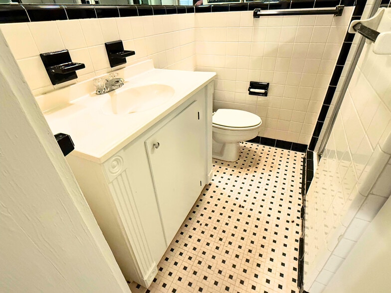 Building Photo - 1400 9th Ave