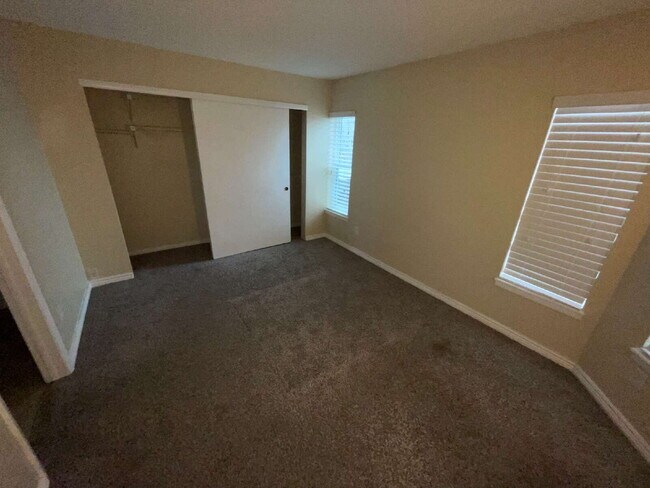 Building Photo - Updated 2 Bedroom, 2 Bath Condo (Available Immediately)