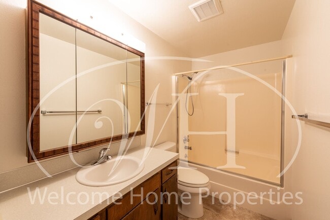 Building Photo - Great 2 Bedroom Condo with Storage and Out...