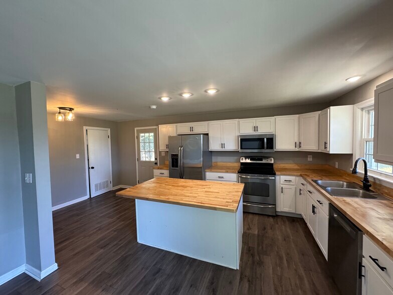Kitchen - 100 Sunset Dr