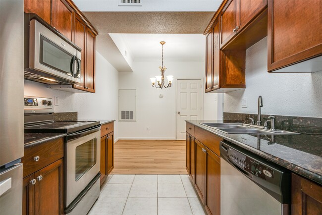 Building Photo - 2255 Braeswood Park Dr
