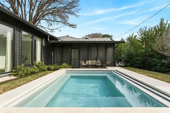 Building Photo - 509 E Mary St