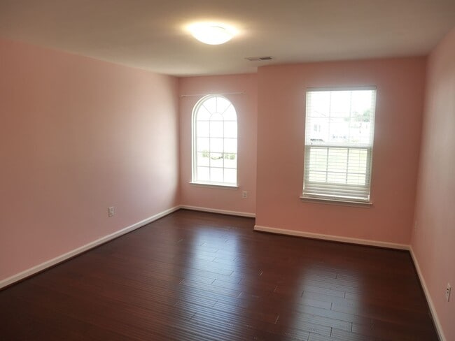 Building Photo - Elegant 4-Bedroom Single-Family Home with ...