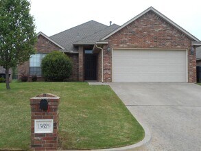 Building Photo - Gorgeous 4 Bed 2 Bath in Gated Community