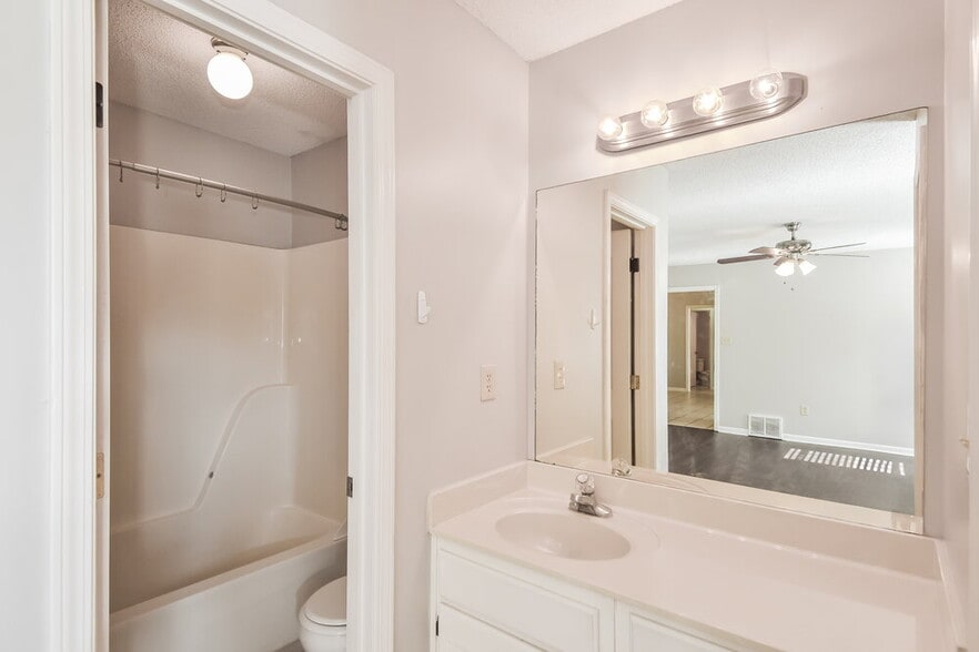 Building Photo - 7110 Redfern Dr