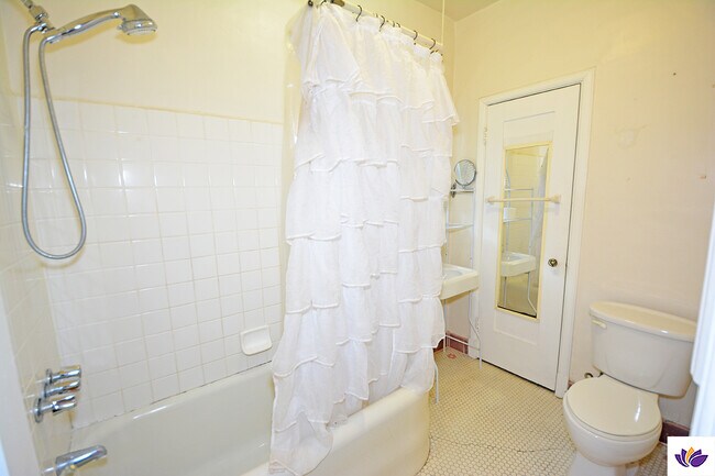 Building Photo - 5727 Carlton Way