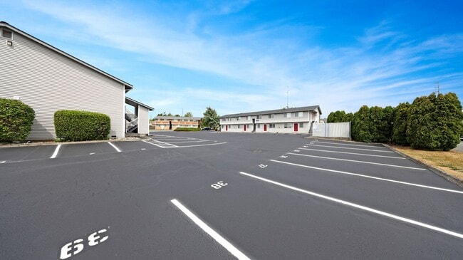 Building Photo - 2 Bed 1 Bath - Pet per Approval - Downtown Location - NAS Whidbey