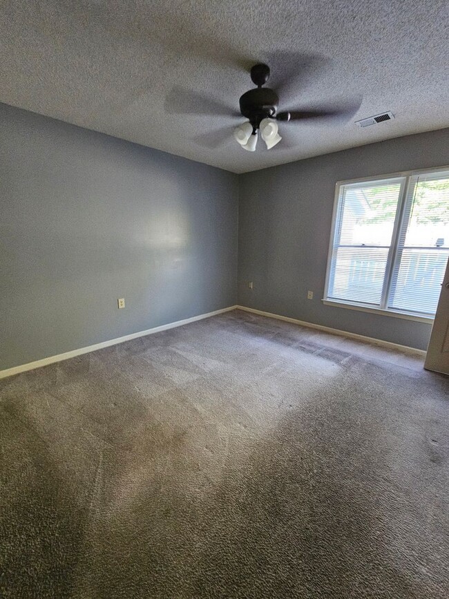Building Photo - 2 BR 2 bath townhome