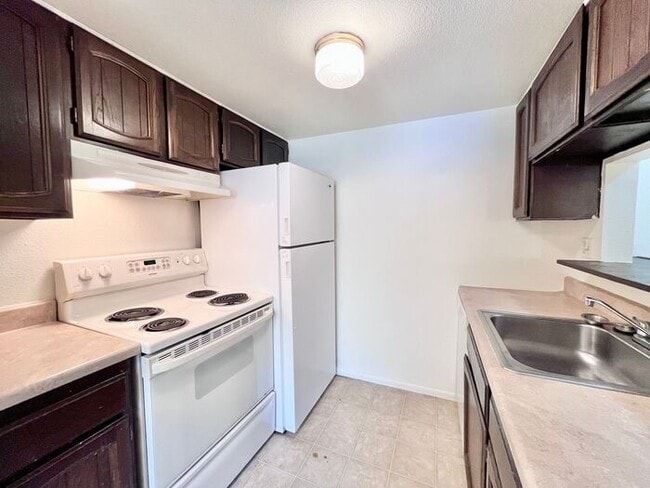 Building Photo - Great 2 bedroom 1 bathroom Duplex with att...