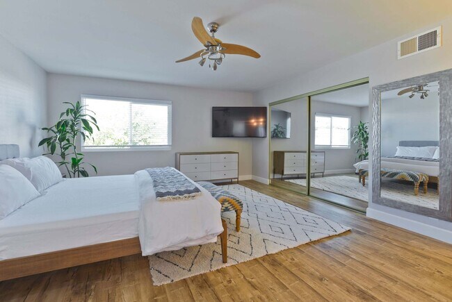 Building Photo - Modern home w Private Pool, Spa, Pets Welc...