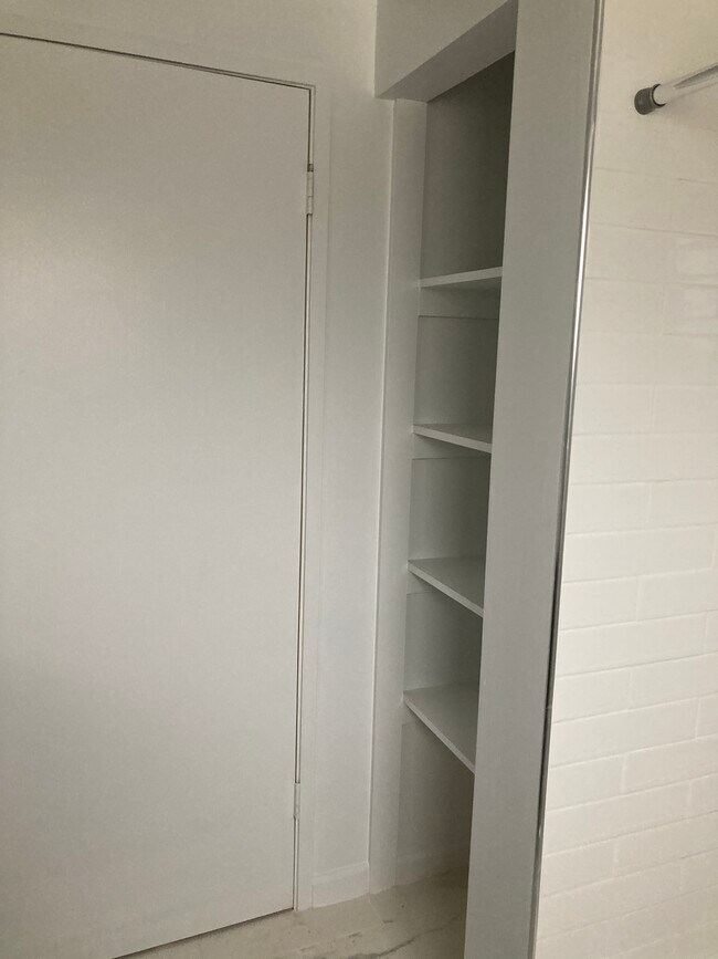 Building Photo - 905 California Ave