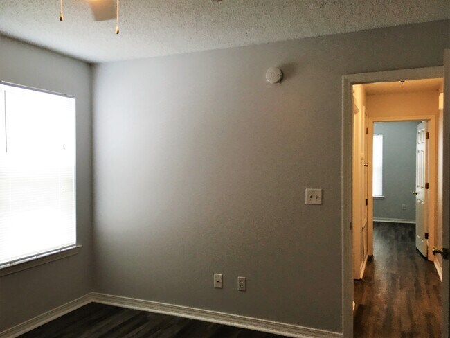 Building Photo - 902 Lauderhill Ln