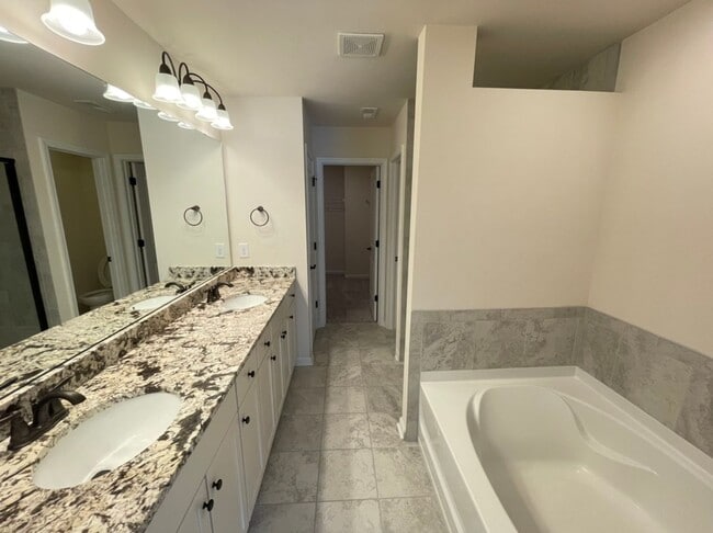 Building Photo - Like new 3 Bedroom townhouse with 2 car garage