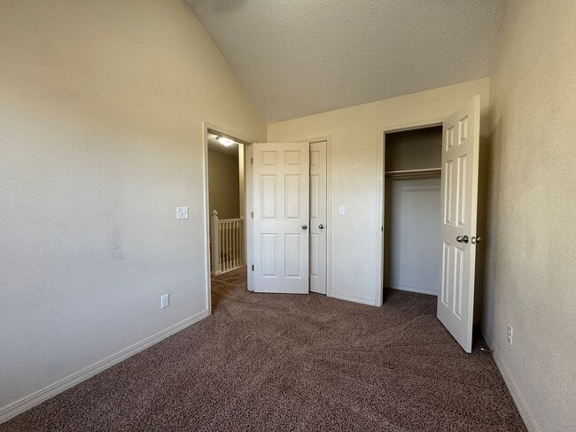 Building Photo - Spacious 3 bedroom, 2.5 bathroom Duplex