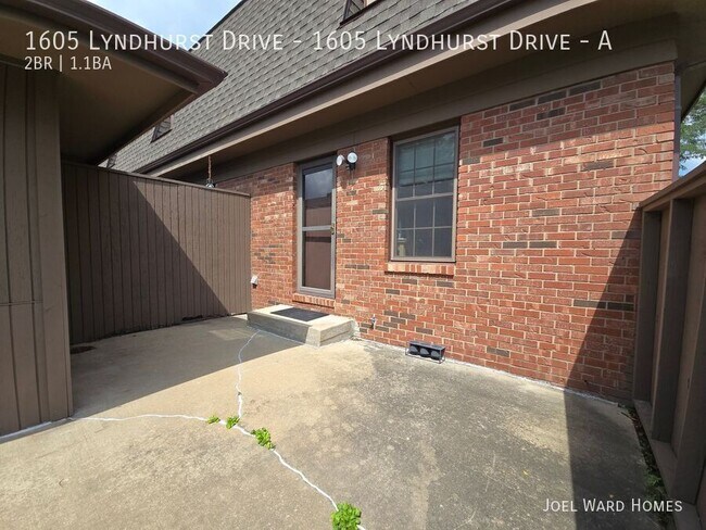 Building Photo - 1605 Lyndhurst Dr