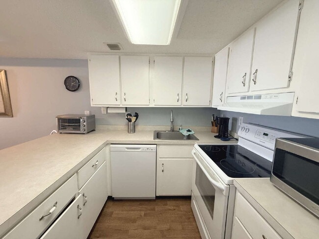 Building Photo - Furnished Tradewinds Condo!