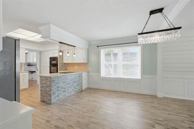 Building Photo - 1302 Dominion Dr