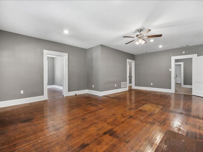 Building Photo - Recently Renovated Fort Worth Charmer