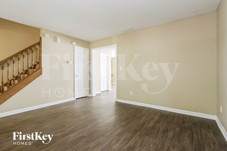 Building Photo - 728 Sweet Creek Dr