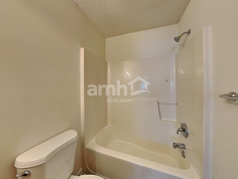 Building Photo - 1003 Glen Hollow Dr