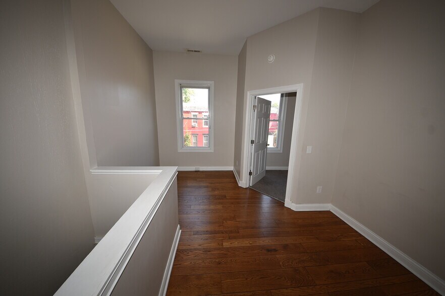 Primary Photo - 742 Columbia St