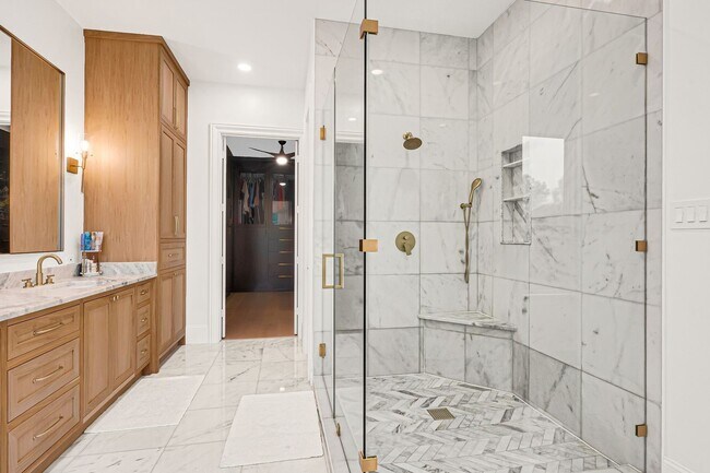 Building Photo - 2706 Tudor Manor