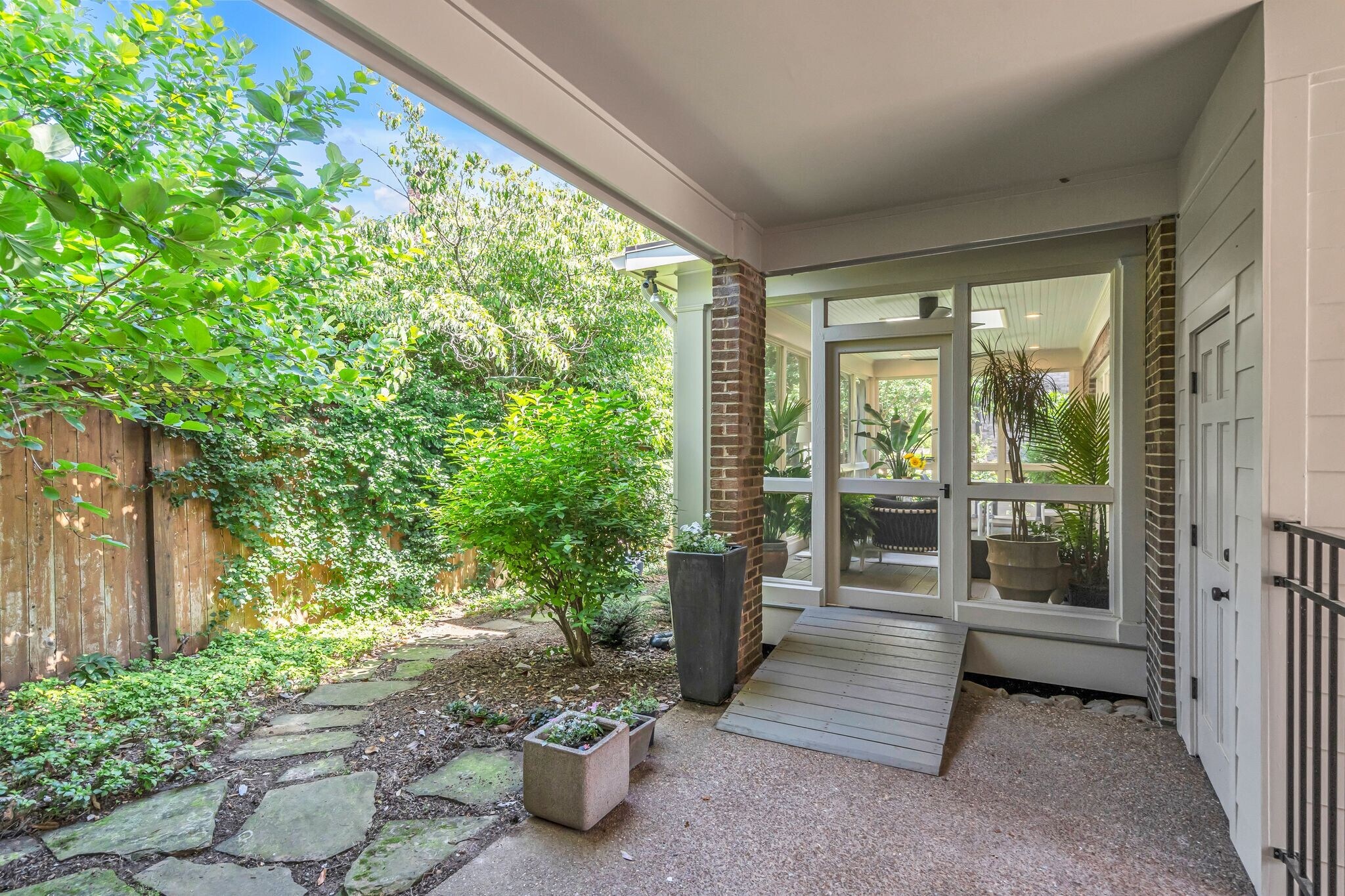 Building Photo - 204 Longwood Ct