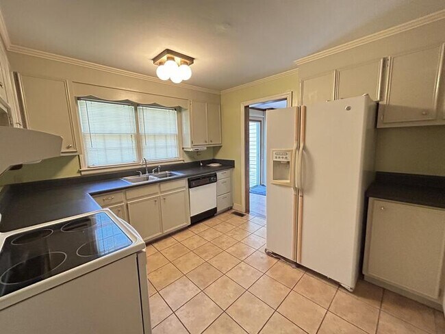 Building Photo - 317 Clarendon Dr