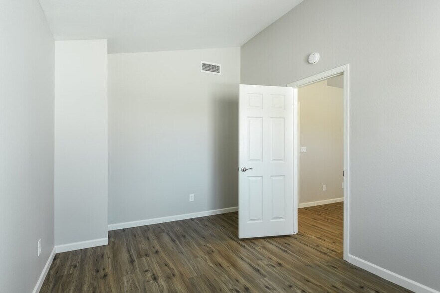 Building Photo - 2028 W Columbine Dr