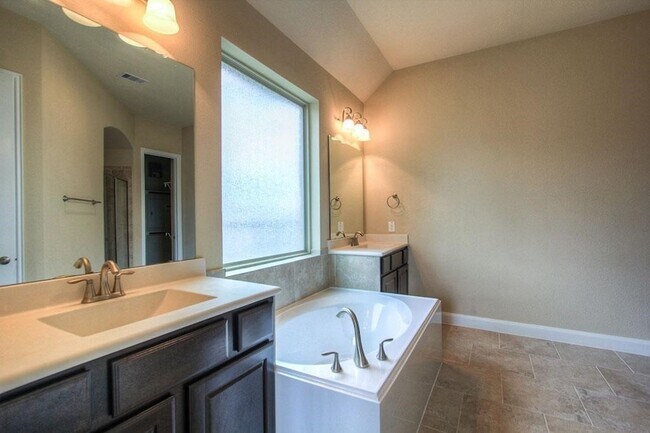 Building Photo - 123 Colton Ct