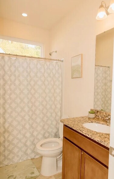 Building Photo - Room in House on Okeechobee Ct