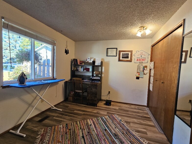 Building Photo - 2931 SE Bluebird Dr
