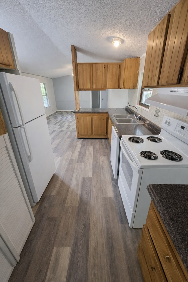 Building Photo - Charming 2BR / 2BA Home in Quiet Silver Springs Neighborhood