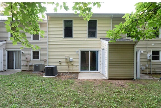 Building Photo - 15249 Broadwater Cir