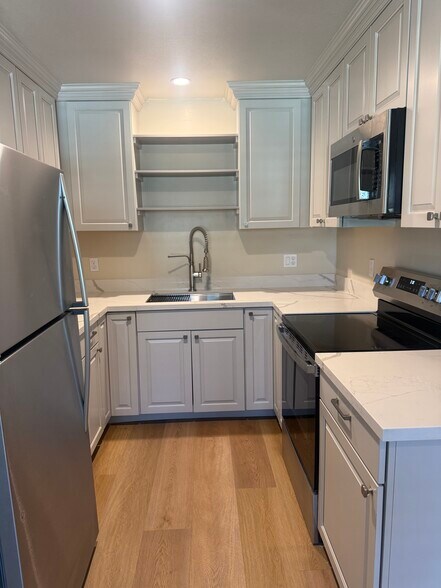 Building Photo - 130 Village Ct