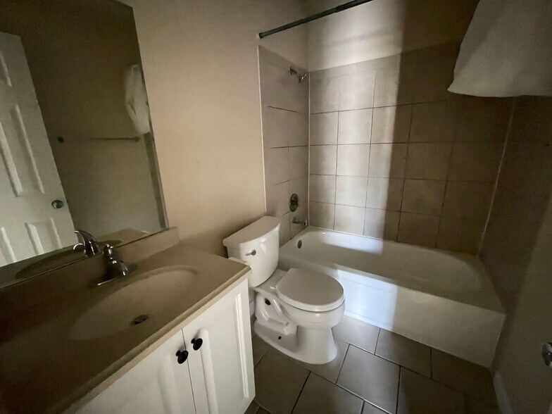 Building Photo - 1705 Cedarhill Dr