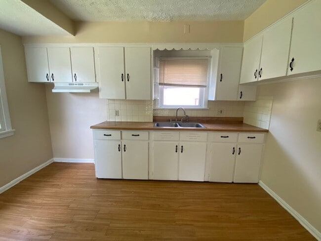 Building Photo - 908 S Hawkins Ave