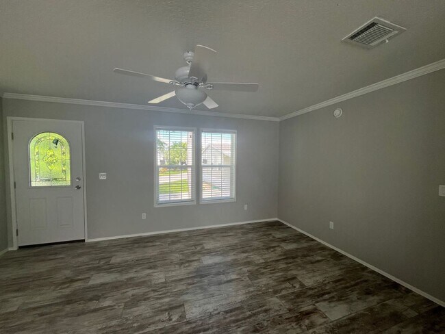 Building Photo - 3 Eland Dr