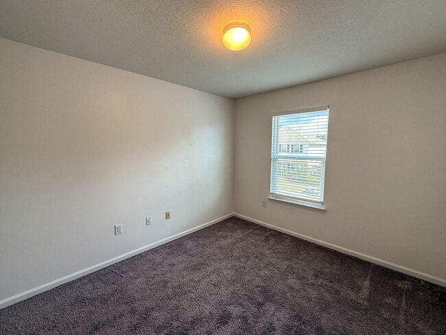 Building Photo - 4 bedroom, 2.5 bath home centrally located...