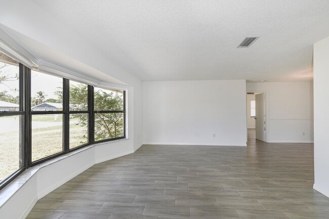 Building Photo - 1168 SE Clifton Ln
