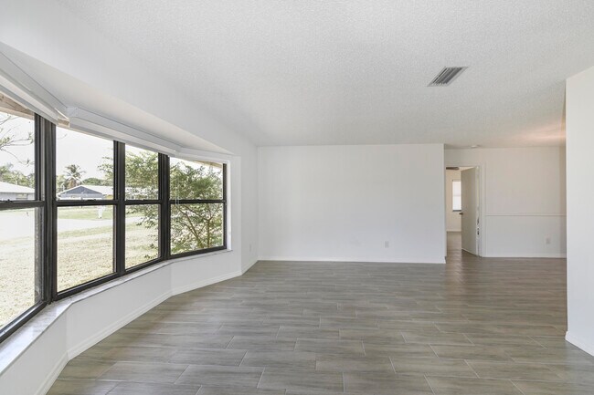 Building Photo - 1168 SE Clifton Ln